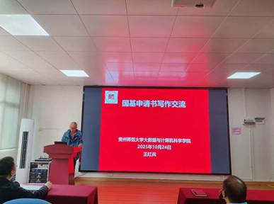人们在看台上的人在电视前AI 生成的内容可能不正确。 人们在看台上的人在电视前AI 生成的内容可能不正确。